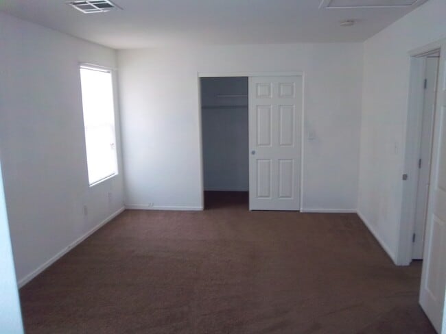 Photo - 3 bedroom home with granite tops and tile ...