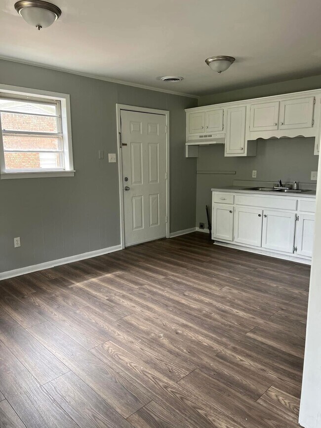 Photo - 1155 S College St