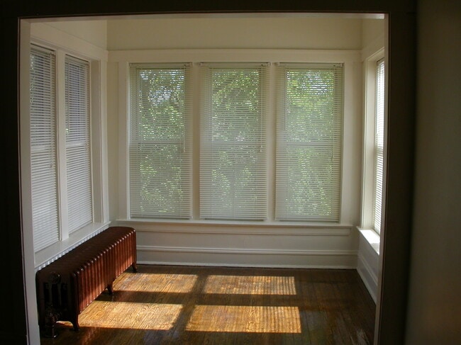 Sun Parlor - 1338 W Winona St Unit 3