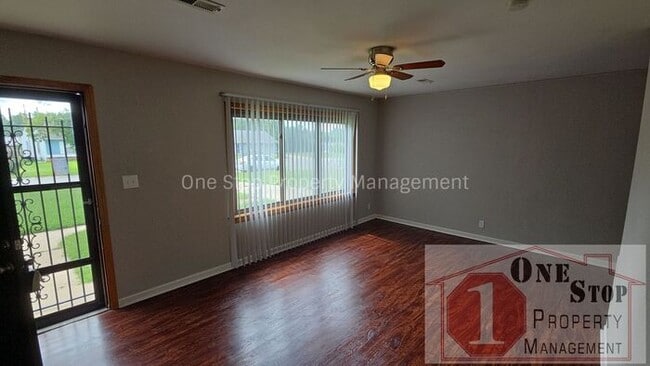 Photo - 3 Bedroom, 2 Bathroom with 1 Car Garage in Gladstone, Missouri