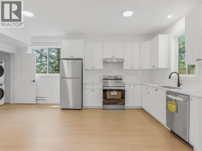 Photo - 3553 Monson Cres