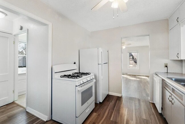 1 Bed 1 Bath House for Rent! *** 1/2 off 1... - 1 Bed 1 Bath House for Rent! *** 1/2 off 1...