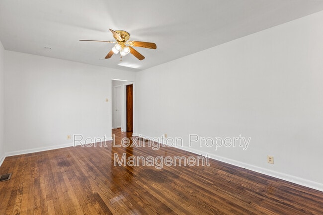 Photo - 2057 Heather Way