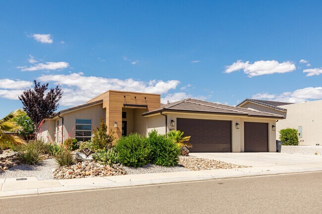 Photo - 3 bed plus office / 2.5 bath / 3 car Single Story with Community Pool!