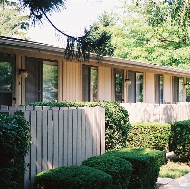 Building Photo - Garden Court Apartments