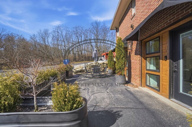 Photo - 1133 N Byrne Rd Unidad 4