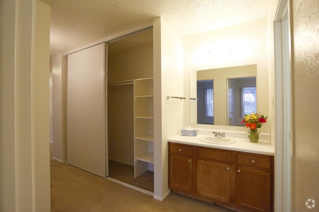 2BR, 1BA - 800 SF