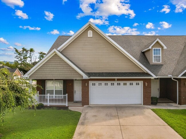 Building Photo - Main-Level Living End-Unit Townhome
