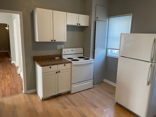 Photo - 353 Lawson Ave E Unit Lower