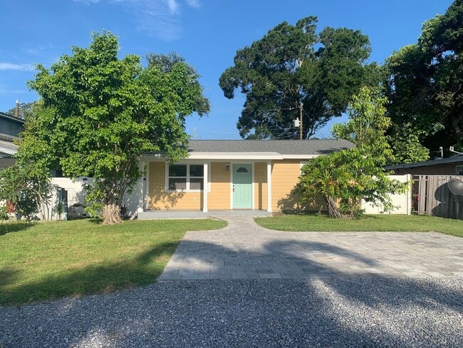 Building Photo - Charming Home In Gulfports Marina District