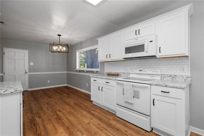 Photo - 552 Tamworth Ct