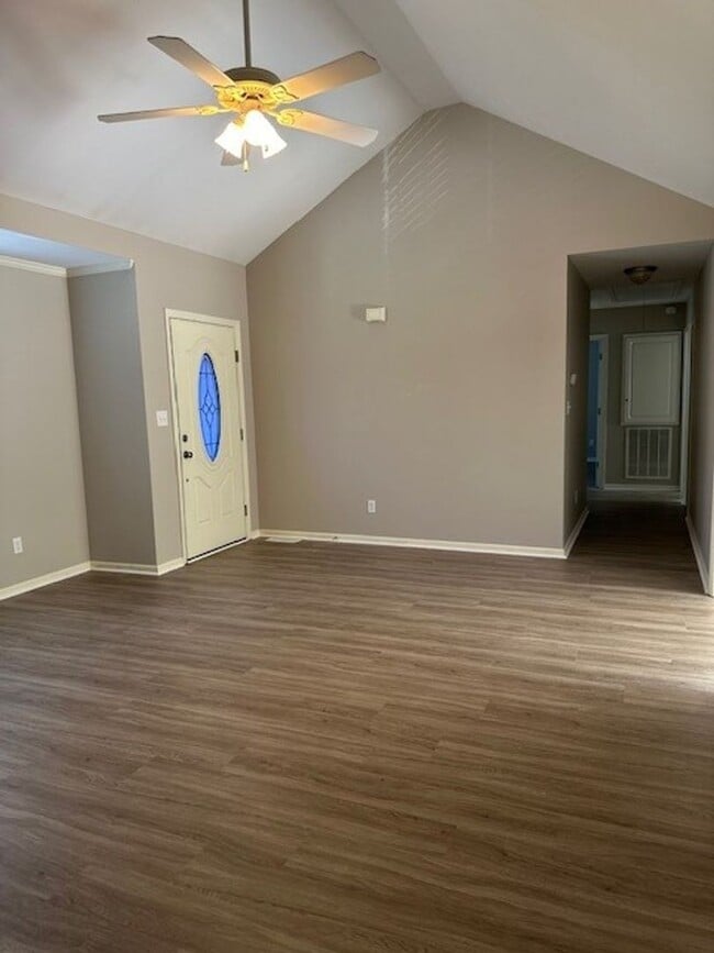 Photo - 305 Towbridge Ln