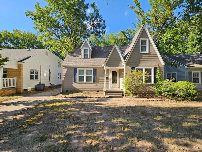Building Photo - (4) Bed, (3) Bath with (2) Living Areas Av... Rental