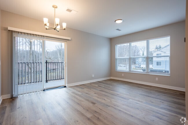 2BR, 2BA - 858SF - Living Room