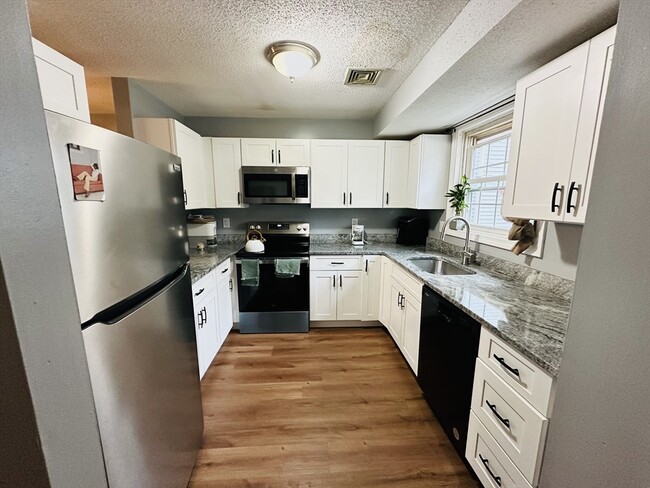 Building Photo - 373 Aiken St Unit 10