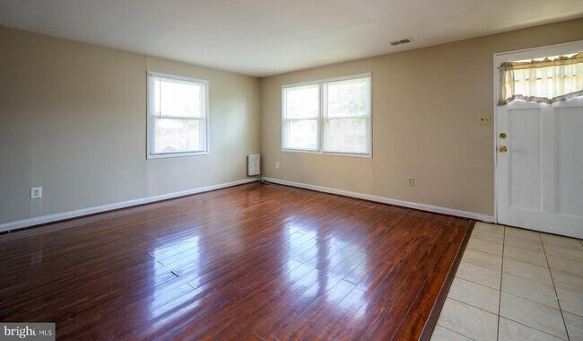 Photo - 7737 Greymont St