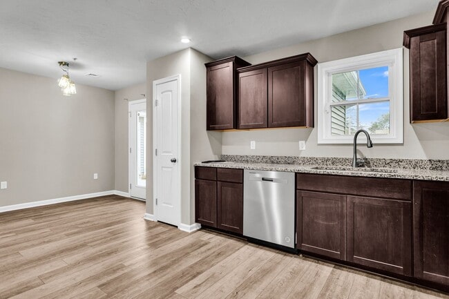 Photo - Beautiful 3 bedroom, 2.5 bath townhouse available!