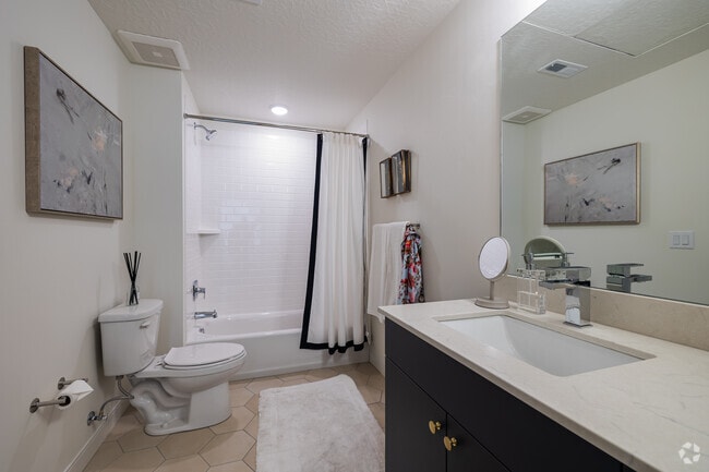 1BR, 1BA - 690SF - Bathroom