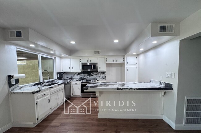Photo - 930 Olive Dr