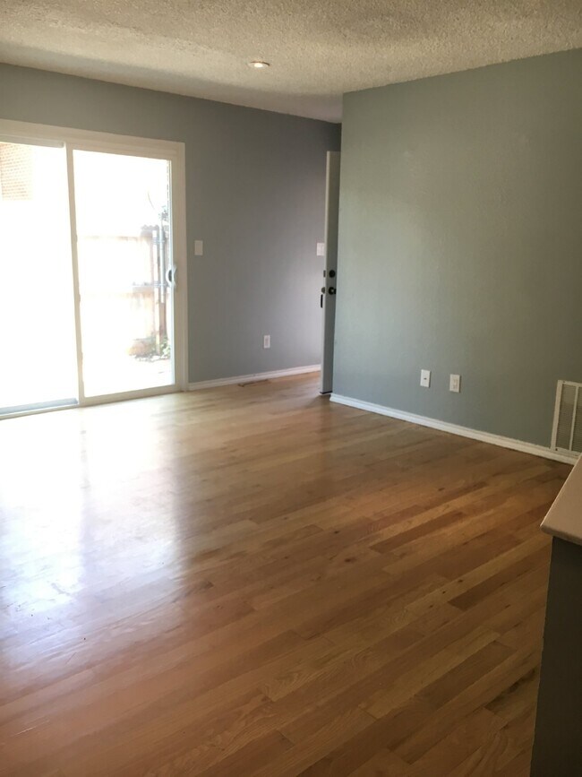 Photo - 2BR/1.5BA Remodeled Row Home in Westminster AVAIL 7/15 Unidad L
