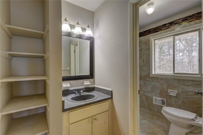 Photo - 70 Jonathan Rd