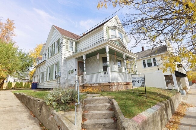 Building Photo - 1027 Fulton St E Unit #2