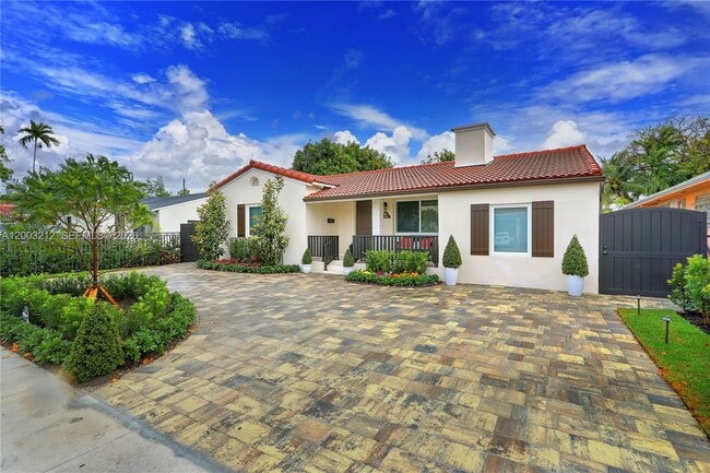 Building Photo - 2368 SW 21st St Unit Side