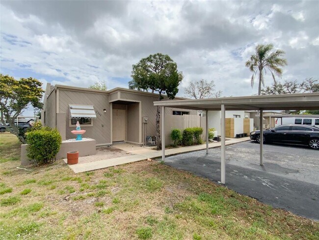 Building Photo - 2242 Pinewood Villas Dr