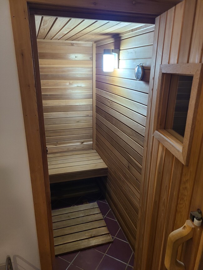 Private Sauna - 1907 DuPont Ave S Unit Garden Apartment