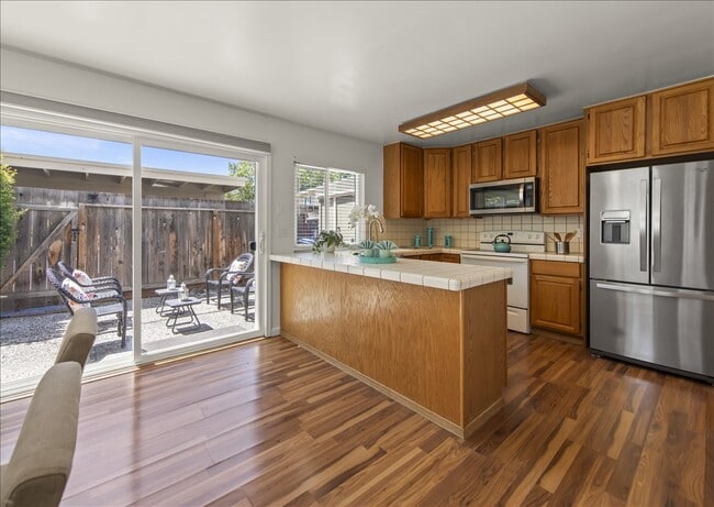Photo - 1811 Queen Victoria Way