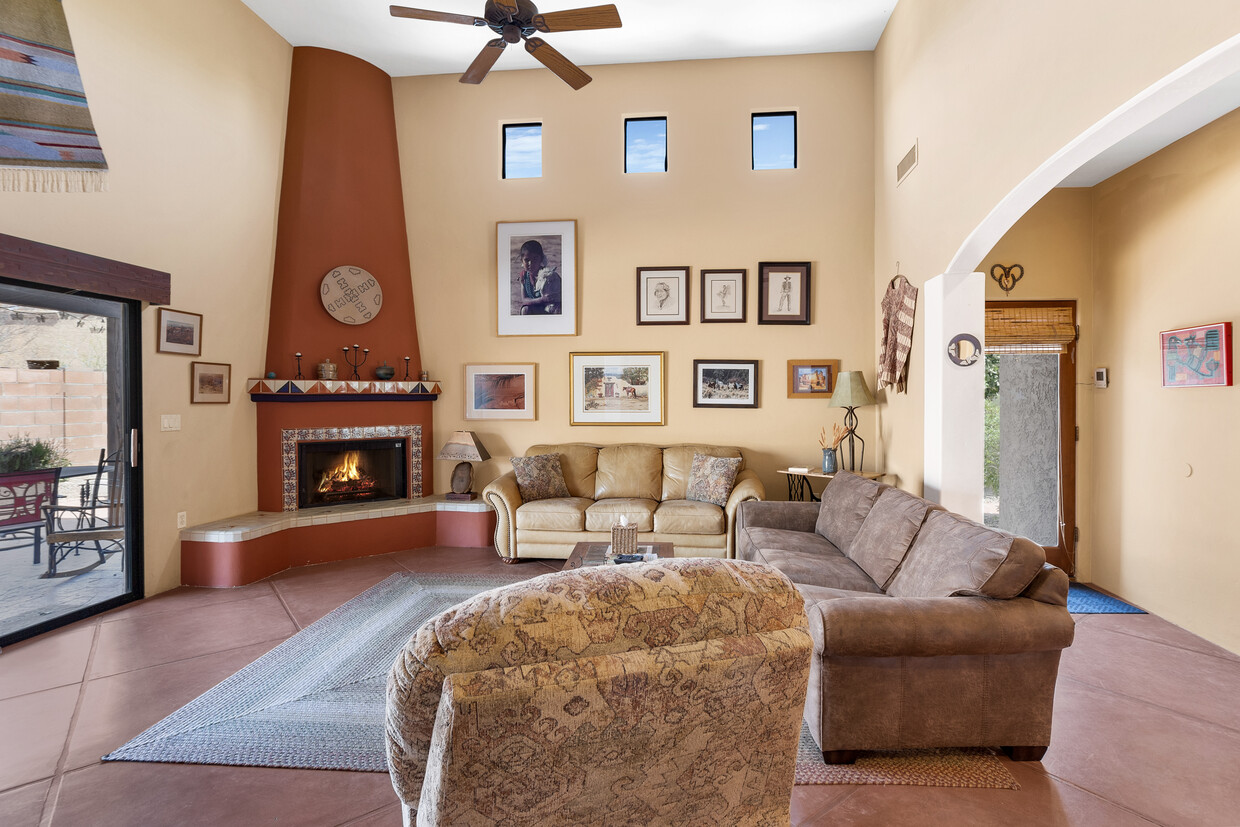Living room - 2746 W Calle San Isidro (Tucson, AZ)
