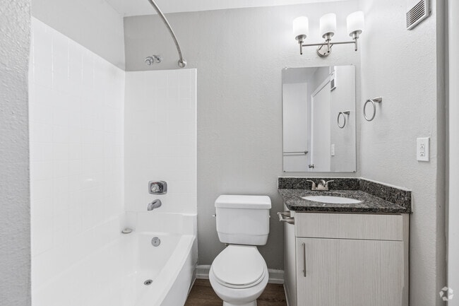 2BR, 2BA - 972SF - Bathroom
