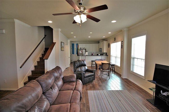 Photo - 104 Richards St