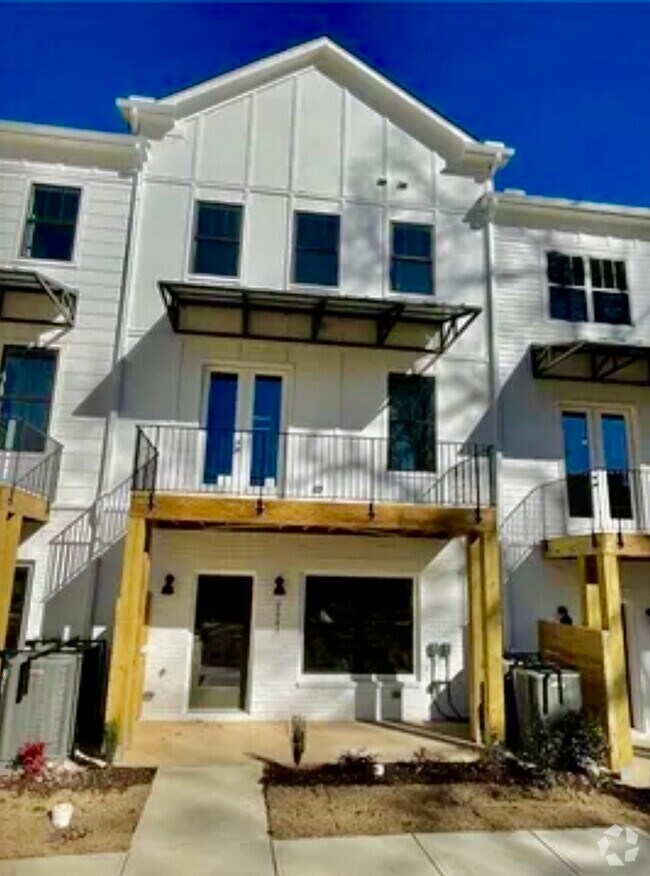 Building Photo - 2004 Mahogany Ln NW Rental