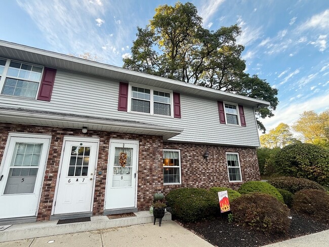 Building Photo - 25A Pine Ln Unit 25A Pine Lane Apt 7