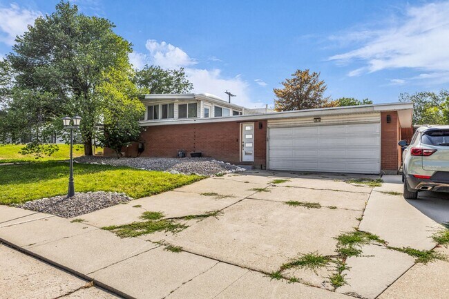 Building Photo - 3876 S Lee Maur St