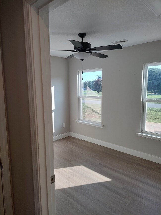 Photo - 1607 N Green River Rd