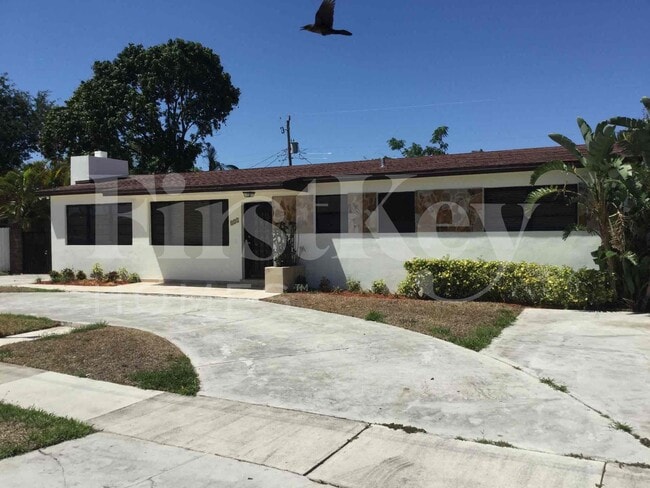 Photo - 855 W 72nd St