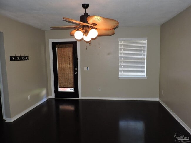 Photo - 147 Creekview Dr