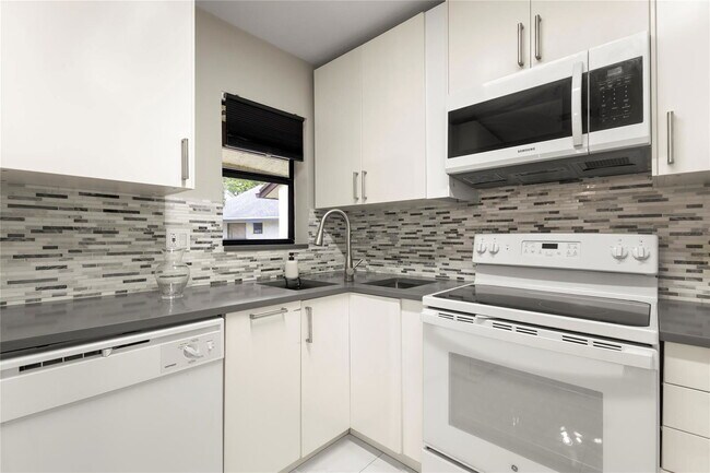 Building Photo - 3167 Cocoplum Cir Unit 3167