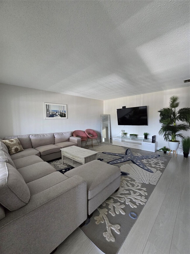 Photo - 2109 NE 68th St Unidad 207