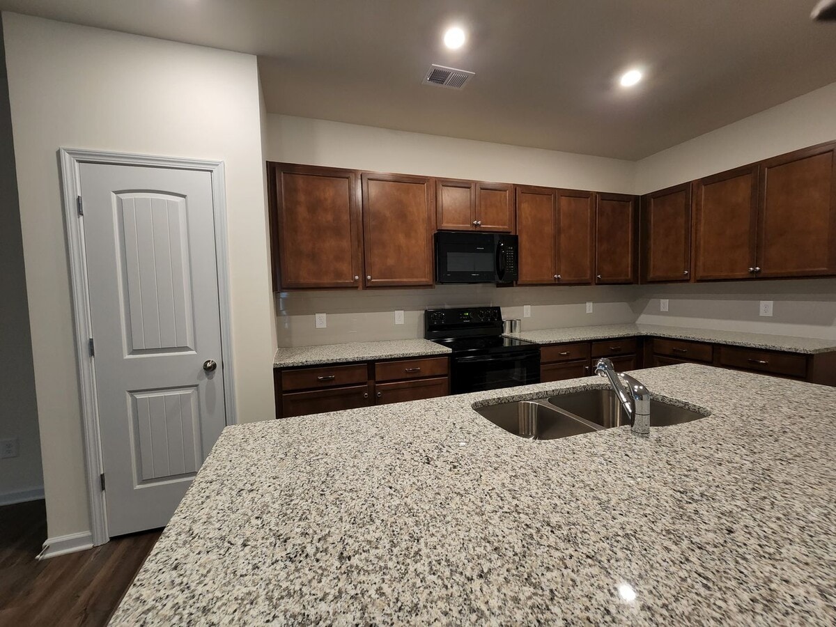 Photo - 125 Lyons Dr NW