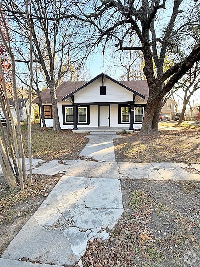 Building Photo - Nice 3 Bdrm 1 Bath home in Gainesville Tx.