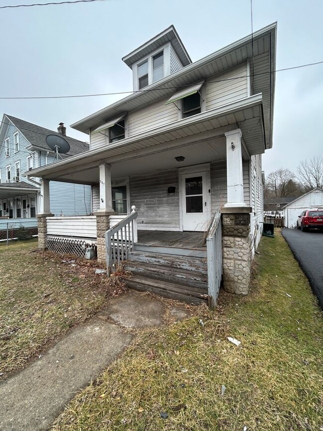 Building Photo - Great 4 bedroom house in East Stroudsburg Borough!