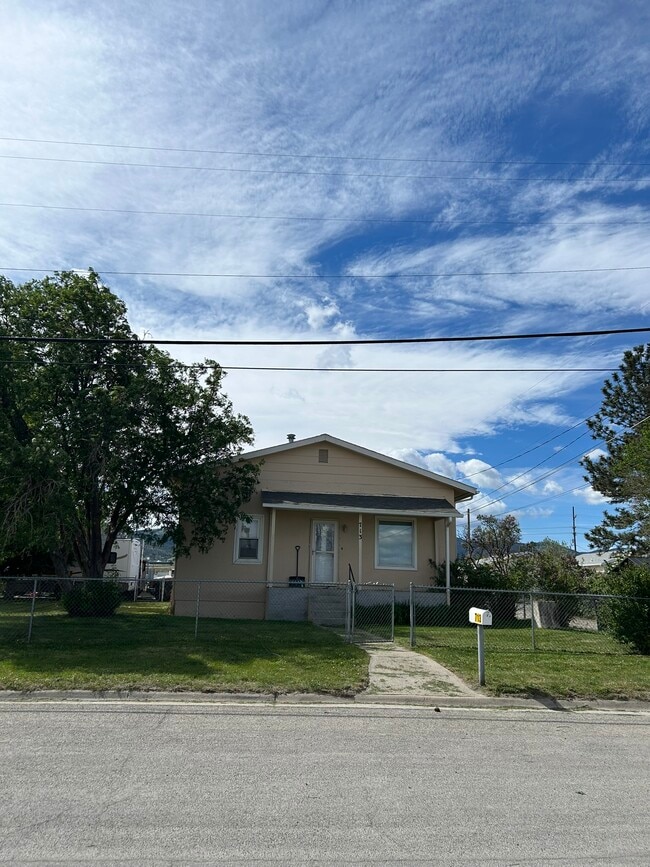 Photo - 713 Poplar St