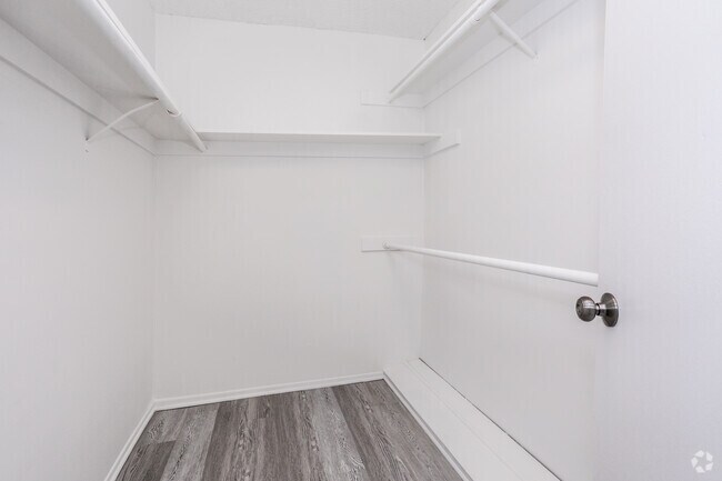 2BR, 2BA - 987 SF - 2031-2035 Dracena Drive