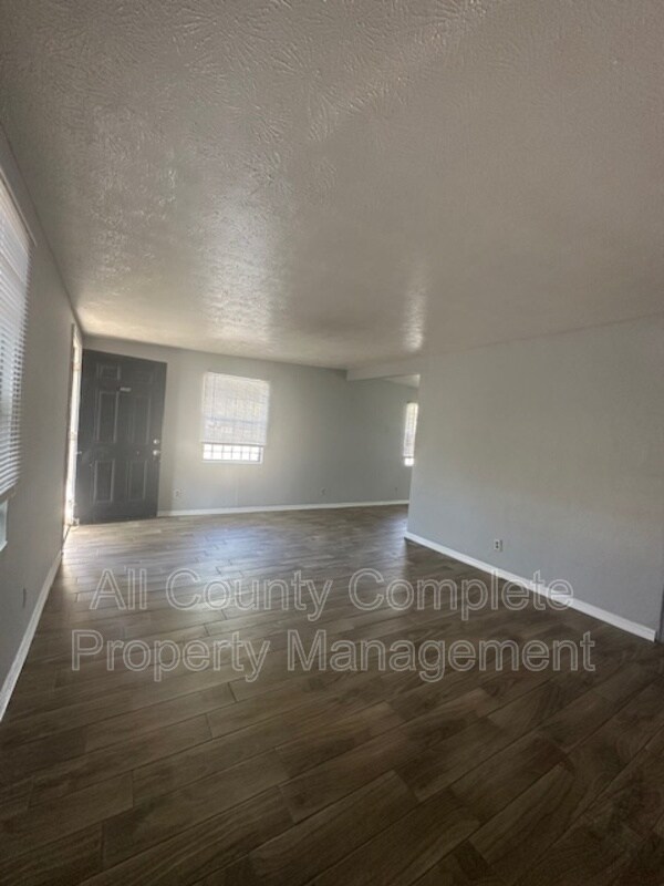 Photo - 3254 Phyllis St