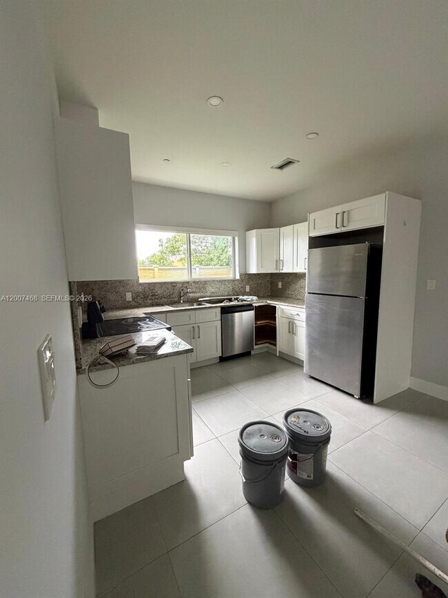 Photo - 381 E 50th St Unit 1