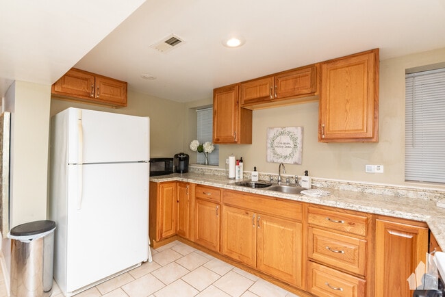 Photo - 1332 W Barry Ave Unit GDN