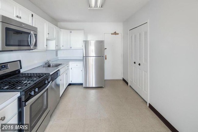 Kitchen - 3705 S George Mason Dr Unit 1412S